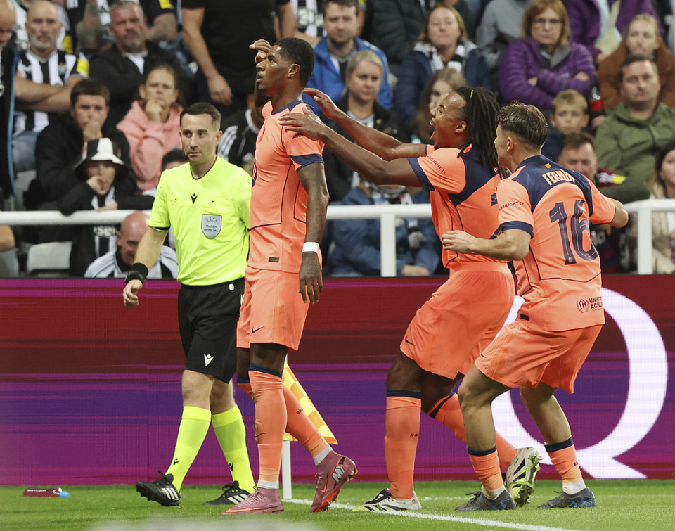 Ou, 在北京时间, 首秀便梅开